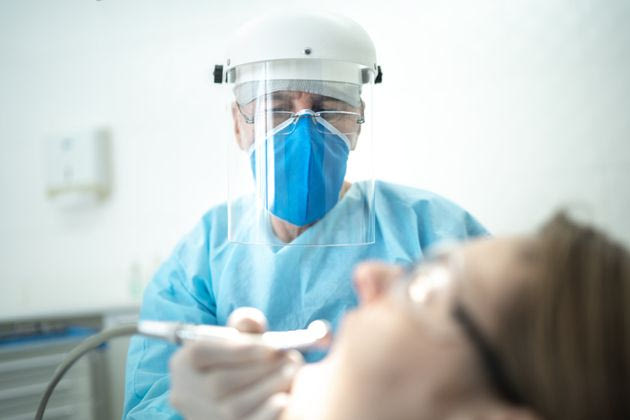 Γιατί οι οδοντίατροι είδαν περισσότερους ασθενείς με ραγισμένα δόντια κατά την πανδημία