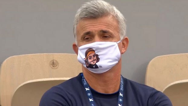 Roland Garros: Με μάσκα Τσιτσιπά ο πατέρας του