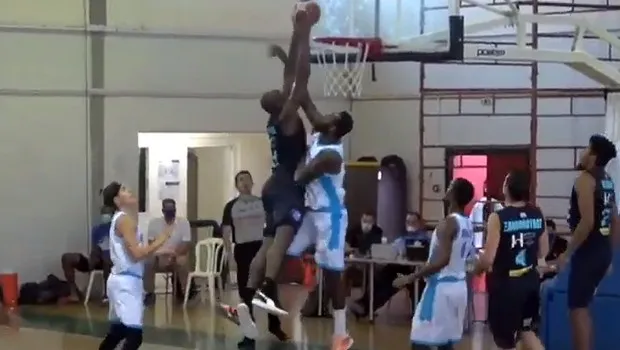 Το απίθανο poster dunk του Κέβιν Τούμπα στο Ιωνικός – Κολοσσός