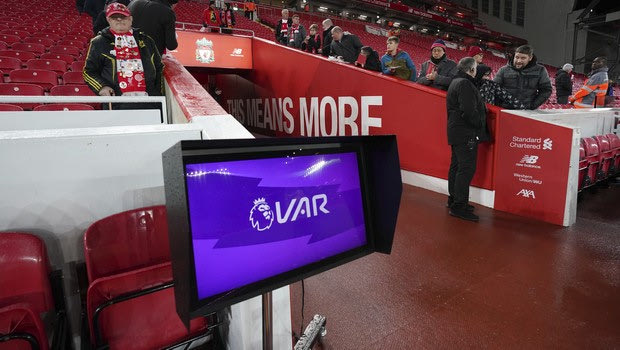 Premier League: Θα βλέπουν τη φάση στο VAR οι διαιτητές