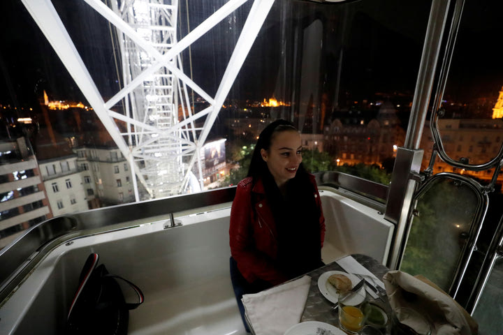 Το, βραβευμένο με Michelin, εστιατόριο που σέρβιρε τους θαμώνες σε ρόδα λούνα παρκ για να τηρηθούν οι αποστάσεις