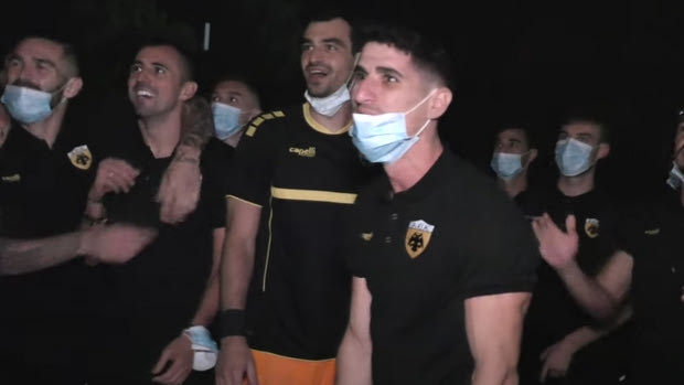AEK – Βόλφσμπουργκ: Το κοντράστ συναισθημάτων του Μάνταλου και η γιορτή έξω από το ΟΑΚΑ