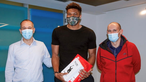 Συνάντηση Αγγελόπουλων – Αντετοκούνμπο και δώρα στον Greek Freak