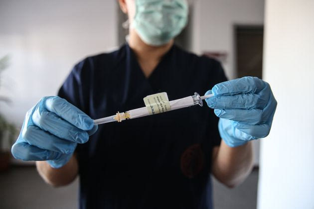Αυτό είναι το εμβόλιο που περιμένουμε να παρασκευαστεί πριν από τα Χριστούγεννα (και δεν είναι αυτό της Οξφόρδης)
