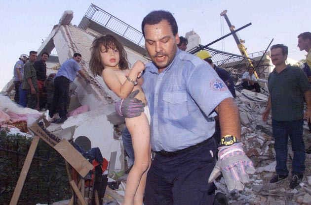 Οταν οι φονικοί σεισμοί του ’99 έφεραν κοντά Ελλάδα και Τουρκία