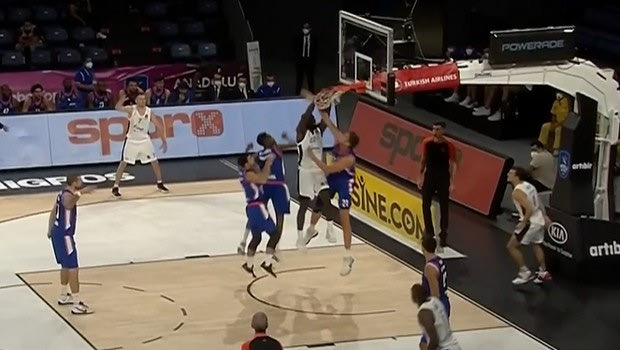 EuroLeague Top 10: Ο Πόιθρες έβαλε τρεις αντιπάλους στη φωτογραφία