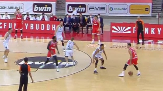 Ολυμπιακός – Ζάλγκιρις: Το buzzer-beater τρίποντο του Σλούκα στο τέλος την πρώτης περιόδου