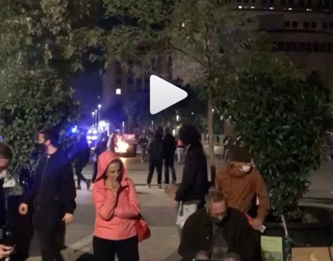 Σουρεάλ σκηνικό στη Βαρκελώνη: Πιανίστας δίνει ρεσιτάλ ατάραχος ενώ πίσω του επικρατεί χάος