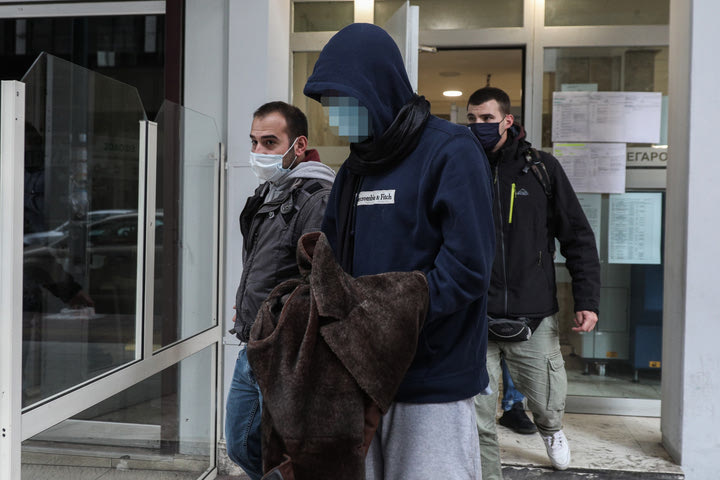 Μυστήριο με το έγκλημα στις Σπέτσες: Η «μεγάλη» ζωή του 22χρονου, η έπαυλη και το μπαρ