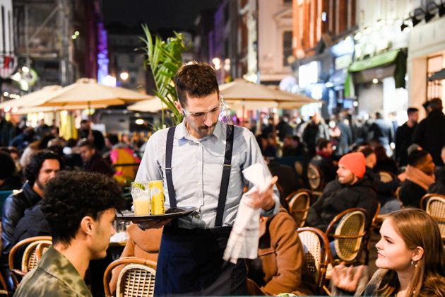 Γλέντησαν την «τελευταία ημέρα της ελευθερίας τους» – Γεμάτοι οι δρόμοι και οι παμπ