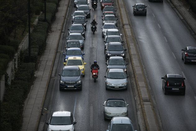 Αθηναίοι φεύγουν για «καραντίνα» στην επαρχία – Εξοδος 60.000 οχημάτων