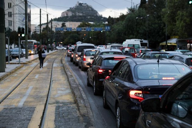Συνεχίζεται η πρωτοφανής έξοδος Αθηναίων – 12.000 οχήματα έφυγαν από την Αθήνα σε 2 ώρες