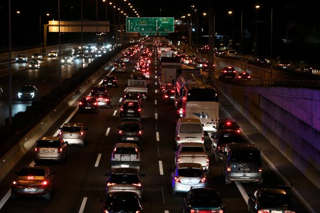 Έσπασε κάθε ρεκόρ η έξοδος των Αθηναίων – Πόσα οχήματα έφυγαν σε ένα 24ωρο (και γιατί δεν μπορούν να επιστρέψουν για 3 εβδομάδες)