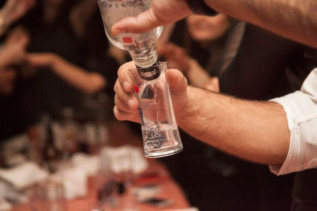 «Σταματήστε πια»: Η παράκληση της διευθύντριας ΜΕΘ του νοσοκομείου Χανίων για τις τσικουδιές, ώστε να μειωθούν τα κρούσματα