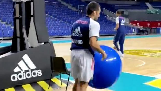 Ο Καμπάσο ντριμπλάρει με μπάλα γυμναστικής ακόμη και κάτω από τα πόδια
