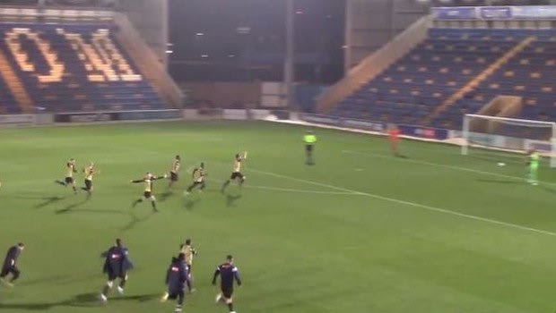 FA Cup: Κέρασαν με μπύρες τους οπαδούς για την ιστορική πρόκριση