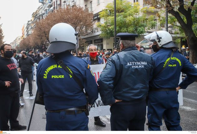 Με ισχαιμικό επεισόδιο πατέρας διαδηλωτή- «Δεν άντεξε και έπεσε κάτω στο Τμήμα» – Τι απαντά η ΕΛ.ΑΣ.