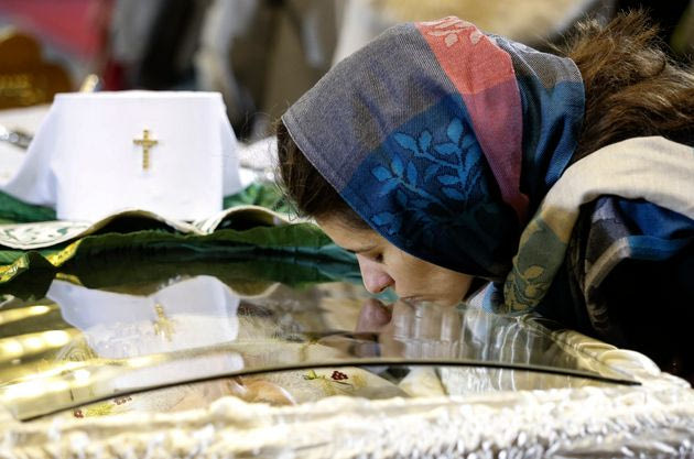 Σαν να μην υπάρχει κορονοϊός – Φιλιά και συνωστισμός στο λαϊκό προσκύνημα του Πατριάρχη Ειρηναίου στη Σερβία