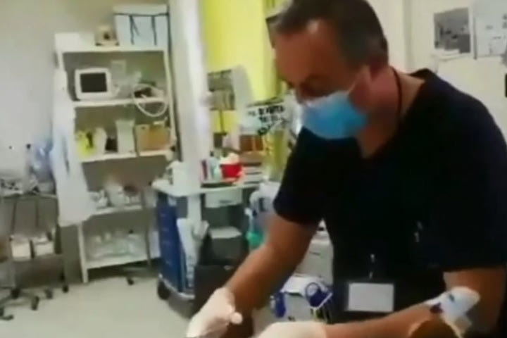 Ο Γιατρός στην Κρήτη που αψηφά τον πόνο και προσφέρει τις υπηρεσίες του με ορό στο χέρι