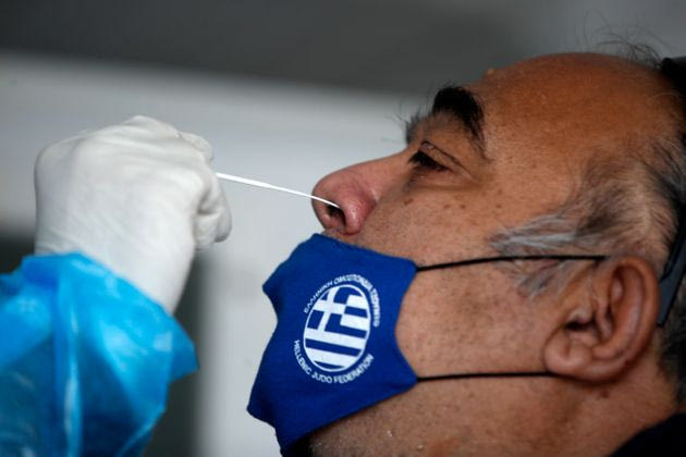 Πιο κοντά στα 3.000 κρούσματα το τελευταίο 24ωρο. Γιατί εξακολουθούν να αυξάνονται