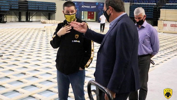 Ο Μάκης Αγγελόπουλος επιθεώρησε τις εργασίες για το νέο παρκέ της ΑΕΚ