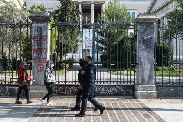 Απαγόρευση δημόσιων συναθροίσεων και όρια νομιμότητας. Τι λέει ο νόμος.