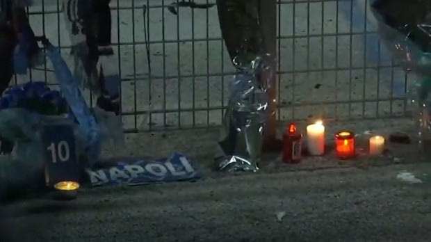 LIVE εικόνα: Οι οπαδοί της Νάπολι θρηνούν τον Μαραντόνα
