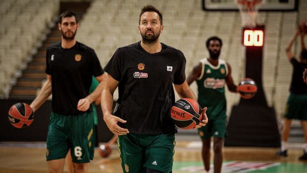 Ο Βουγιούκας προπονείται και ευστοχεί στο ένα τρίποντο μετά το άλλο