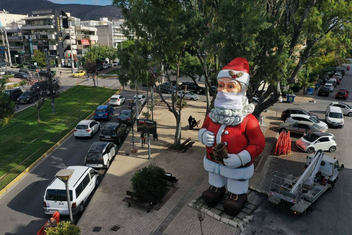 Ενας πανύψηλος Αγιος Βασίλης με μάσκα έφτασε από τώρα στην Γλυφάδα