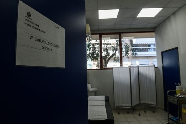 Στα άδυτα ενός εμβολιαστικού κέντρου – Αποκαλυπτικές εικόνες από τα ιατρεία εμβολιασμού κατά της Covid-19