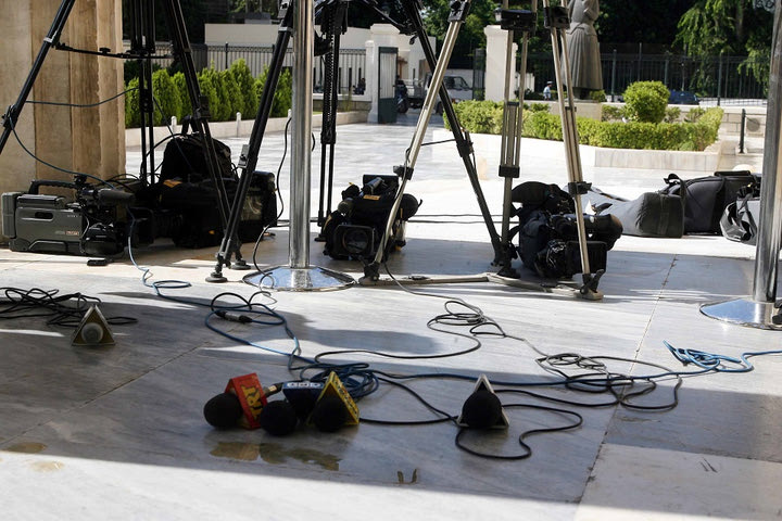 Lockdown στην ελευθερία του Τύπου – Αυθαίρετες συλλήψεις δημοσιογράφων που καλύπτουν την πανδημία