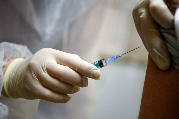 Αυτοί είναι οι πολιτικοί που θα εμβολιαστούν