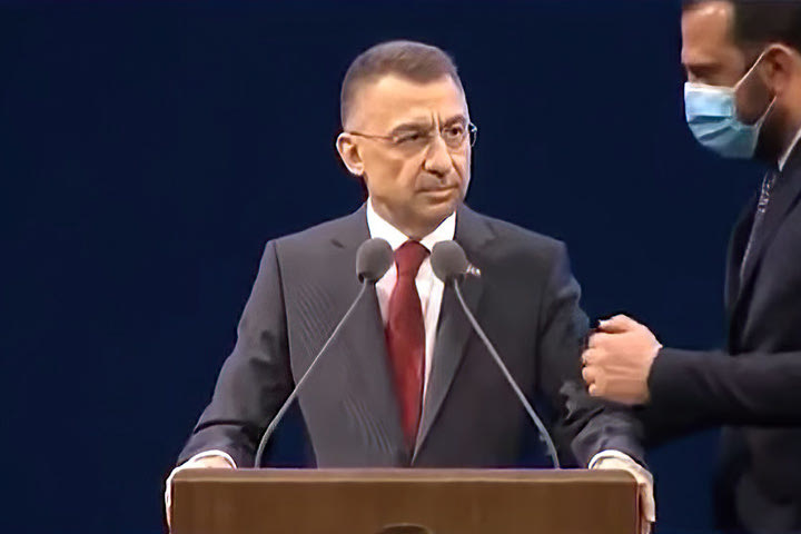 Τουρκία: Ο αναπληρωτής του Ερντογάν «πάγωσε» κατά τη διάρκεια ομιλίας του (και μαζί του «πάγωσαν» όλοι)