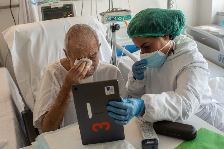 Χριστούγεννα σε μια μονάδα Covid-19: Όταν η αγάπη μεταφέρεται με τάμπλετ