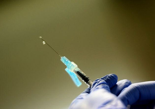 Ούτε σταγόνα χαμένη: Υπό ποιες προϋποθέσεις είναι εφικτοί 6 εμβολιασμοί -αντί για 5- από ένα φιαλίδιο εμβολίου