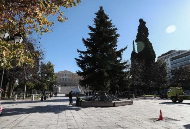 Με χριστουγεννιάτικο δέντρο πλέον η πλατεία Συντάγματος