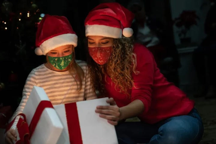 Πώς μπορούμε να κάνουμε (όσο το δυνατόν περισσότερο) απολαυστικά τα Χριστούγεννα για τα παιδιά στην καραντίνα