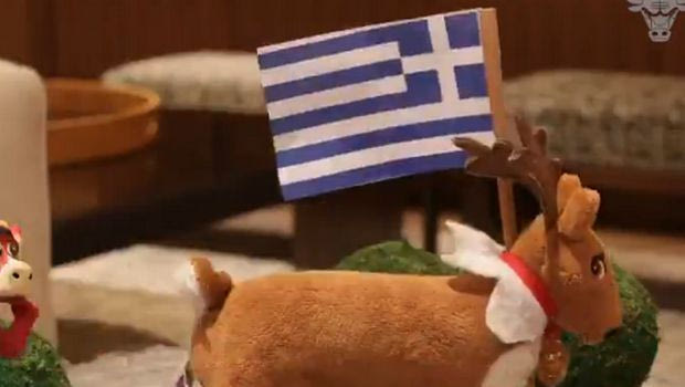 Οι Μπουλς παρουσίασαν το πρόγραμμά τους και στους Μπακς έβαλαν ελάφι με ελληνική σημαία για χάρη του Αντετοκούνμπο