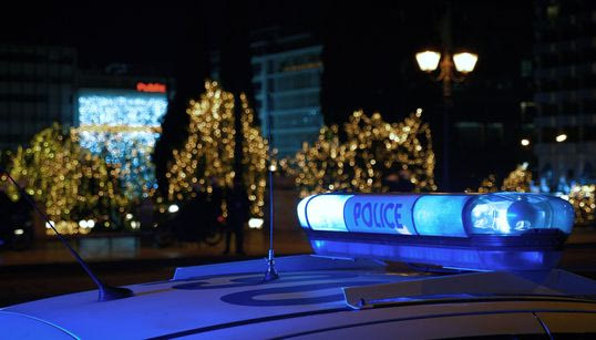 Αδεια από κόσμο αλλά πανέμορφη η Αθήνα το βράδυ της Παραμονής Χριστουγέννων