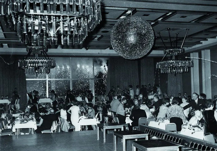 Ρεβεγιόν στην Μεγάλη Βρετανία και το Hilton: Πρωτοχρονιάτικες ιστορίες από το 1880