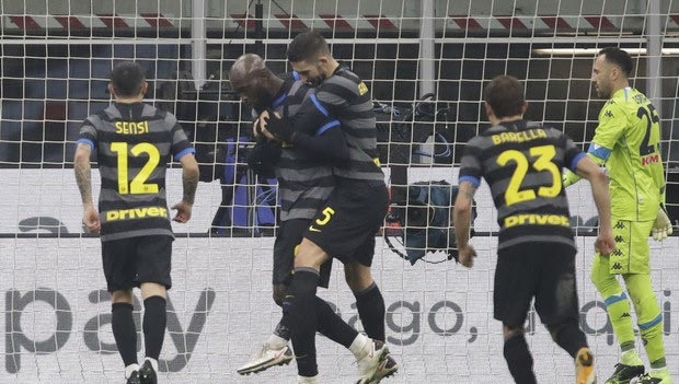 Serie A: Η Ίντερ πήρε το ντέρμπι με τη Νάπολι, ισόπαλη με τη Τζένοα η Μίλαν