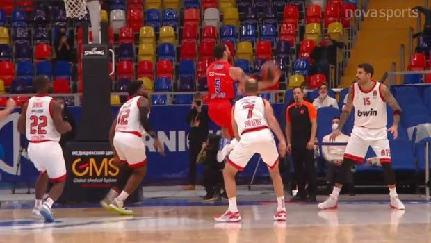 Ο Μάικ Τζέιμς έβαλε απίθανο no look καλάθι απέναντι στον Ολυμπιακό