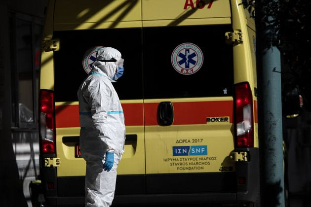 Μόνος στο σπίτι ή στην ΜΕΘ. Ενδιάμεσο δεν έχει: Ένα από τα σημαντικότερα προβλήματα που ανέδειξε η πανδημία στην Ελλάδα
