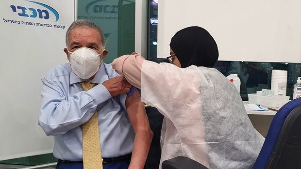 Ο Σιμόν Μιζράχι, ο θρυλικός πρόεδρος της Μακάμπι, έκανε το εμβόλιο για τον Covid-19