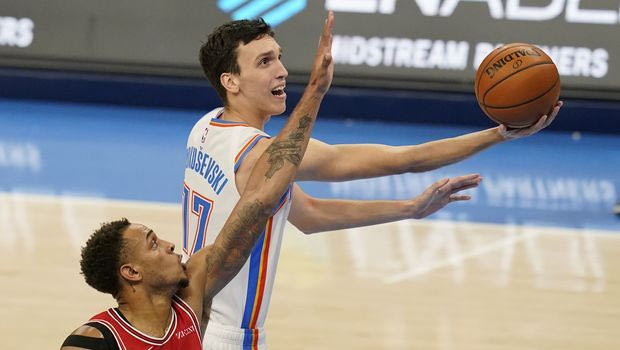 Θάντερ – Μπουλς 103-105: Double-double και σούπερ εμφάνιση ο Ποκουσέβσκι