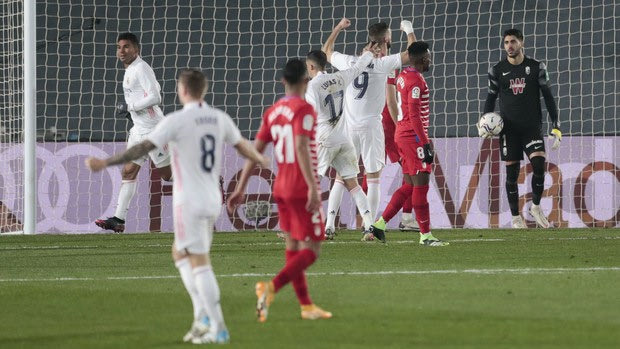 Ρεάλ – Γρανάδα 2-0: Υπέφερε, αλλά έπιασε ξανά την Ατλέτικο στην κορυφή
