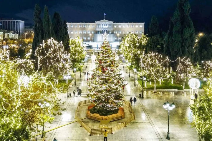Ο παλαιότερος εργαζόμενος ανάβει το χριστουγεννιάτικο δέντρο στο βίντεο του Δήμου Αθηναίων