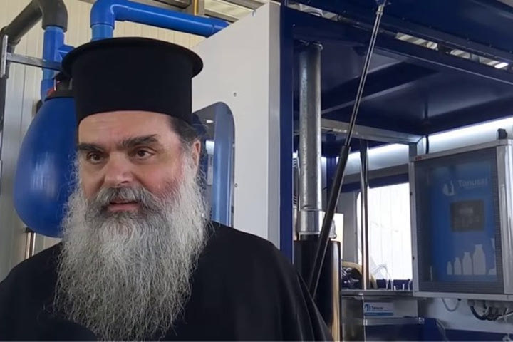 Ιερέας στο Αγρίνιο: Με την ίδια λαβίδα κοινώνησα εγώ και ασθενείς με κορονοϊό