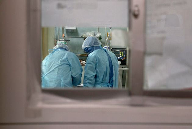 Ενας στους οκτώ ασθενείς κορονοϊού πεθαίνει εντός 140 ημερών