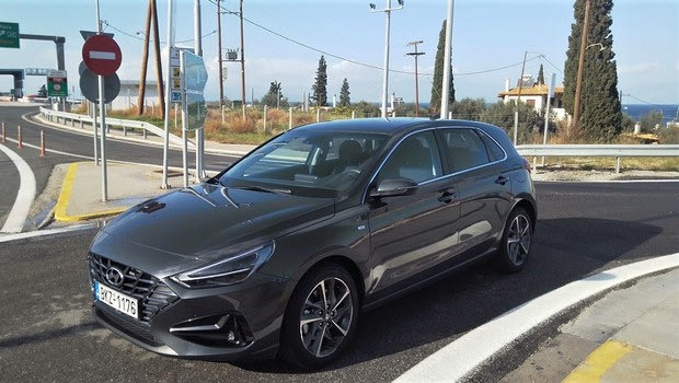 Οδηγώντας το νέο και υβριδικό Hyundai i30 με το χιλιάρι μοτέρ